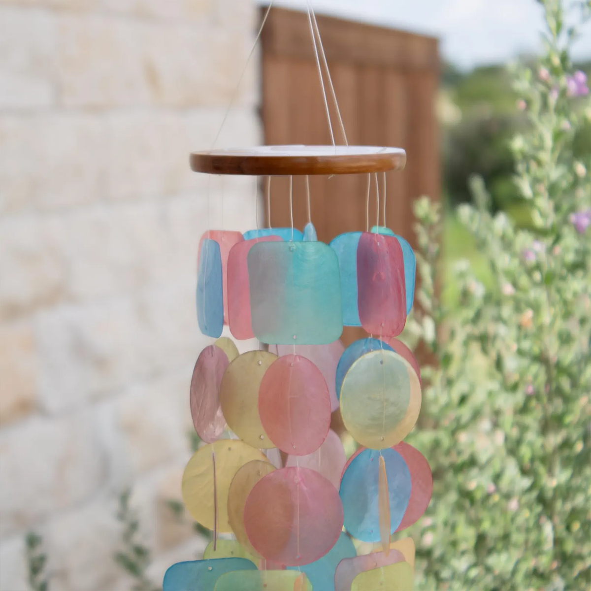 Clopoțel de vânt curcubeu din scoici capiz, decor de coastă pentru grădină